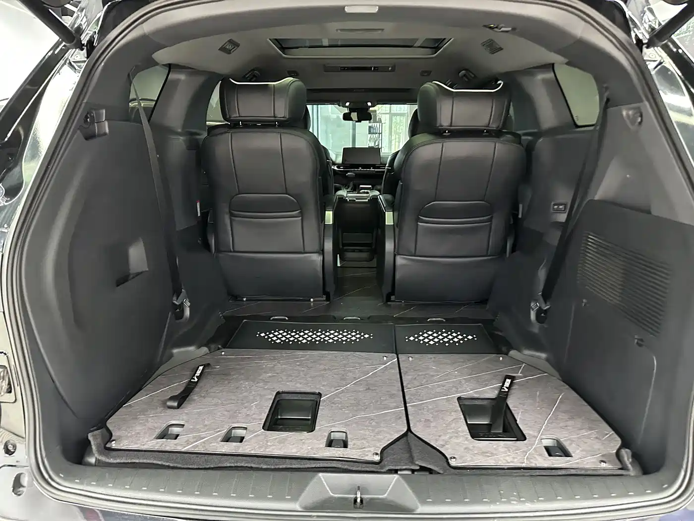 Toyota Granvia 2024 2.5L Hybrid Luxury фото 8
