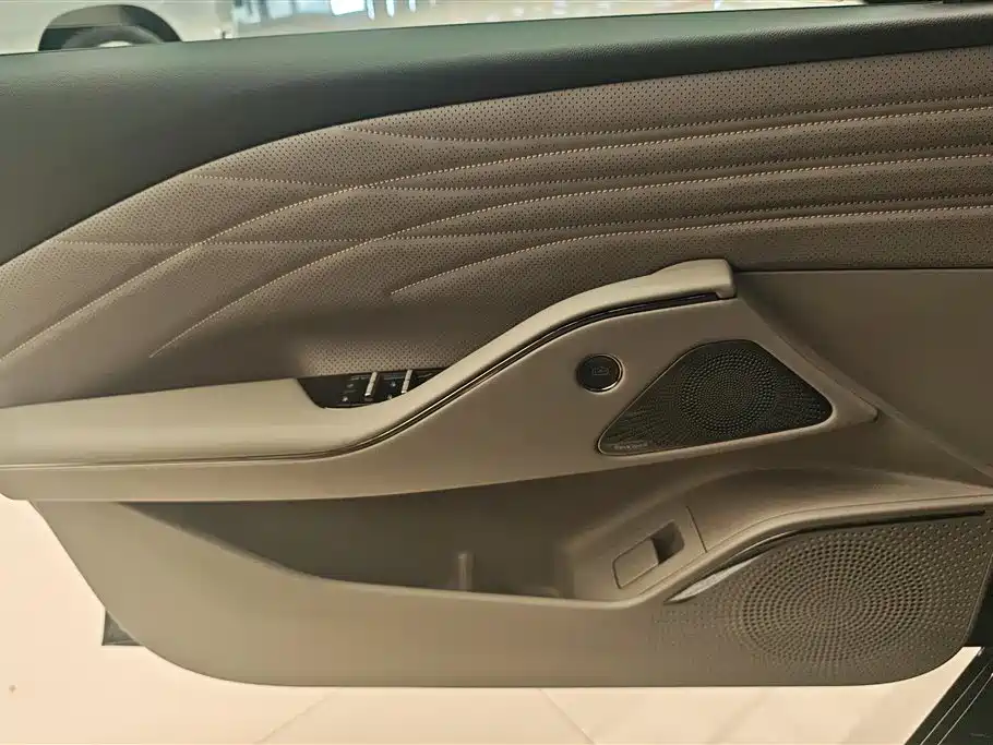 Geely Galaxy Galaxy Xingyao 8 2025 Model 60km EM-i Luxury Edition фото 7