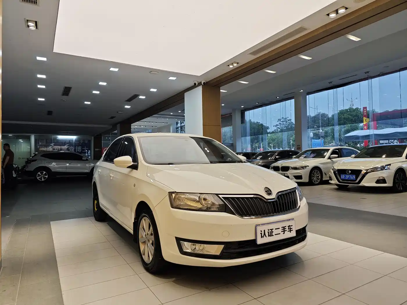Škoda Rapid 2016 1.6L Automatic Pioneer Edition фото 4