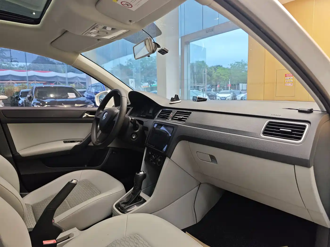 Škoda Rapid 2016 1.6L Automatic Pioneer Edition фото 29