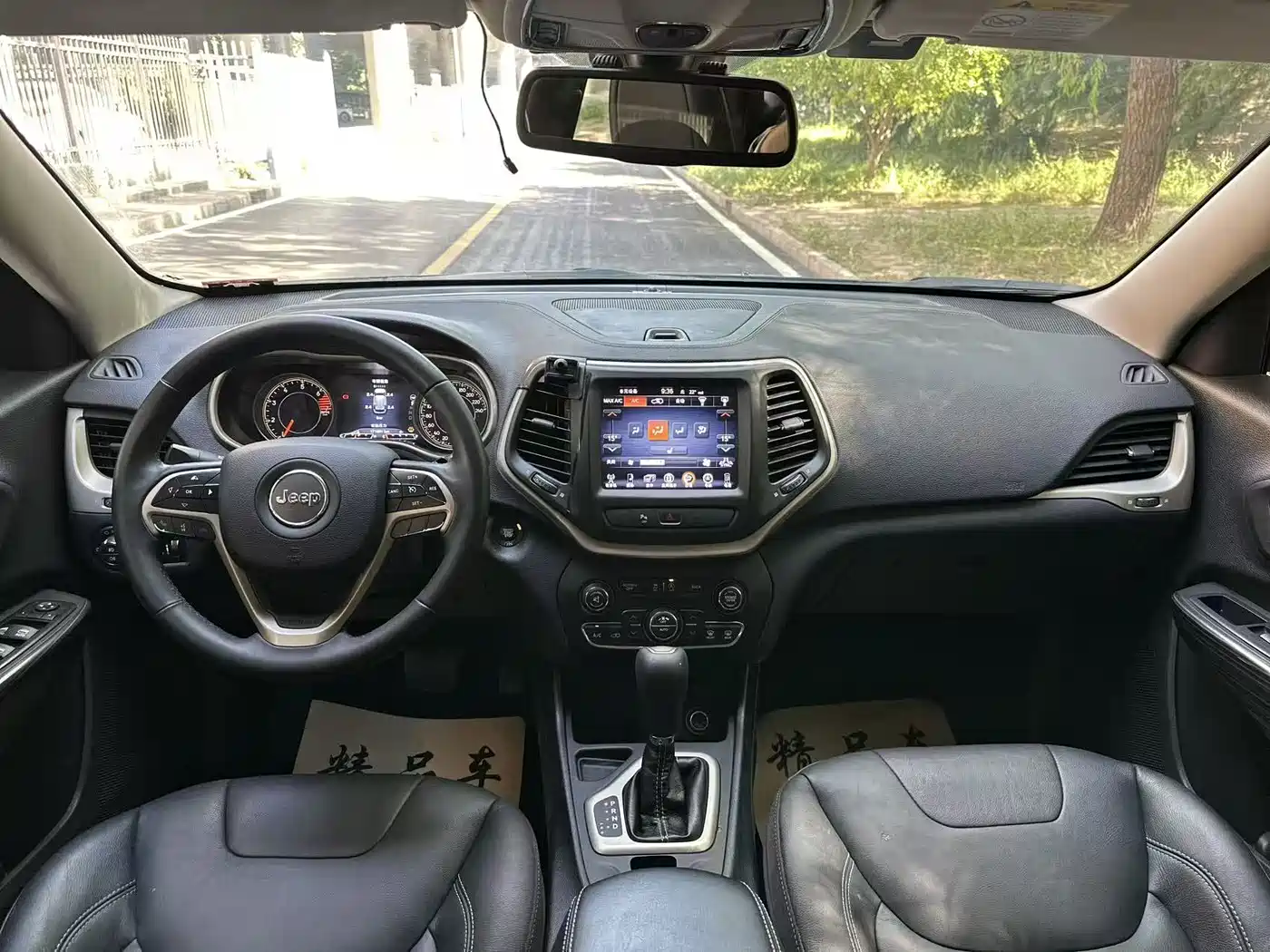 Photo 8 - Jeep Cherokee