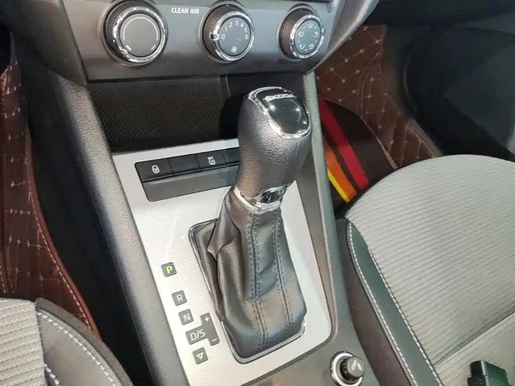 Škoda Octavia 2016 1.6L Automatic Pioneer Edition фото 14