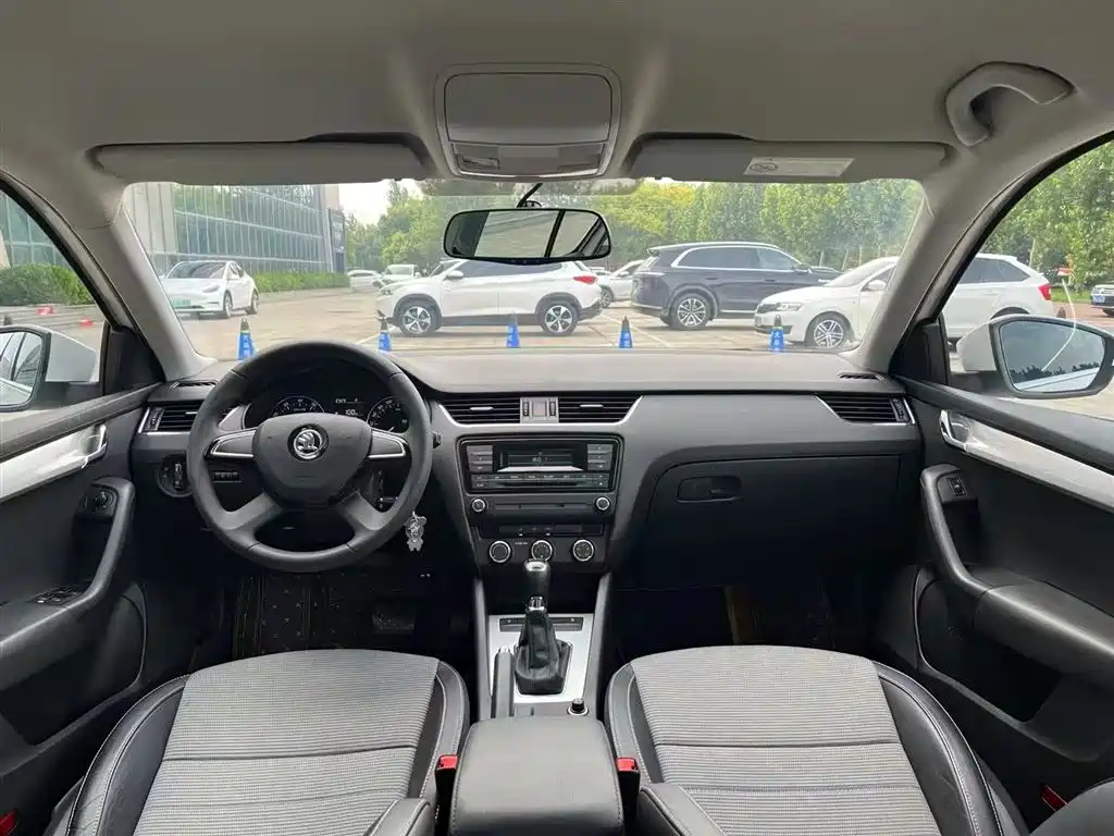 Škoda Octavia 2016 1.6L Automatic Pioneer Edition фото 10