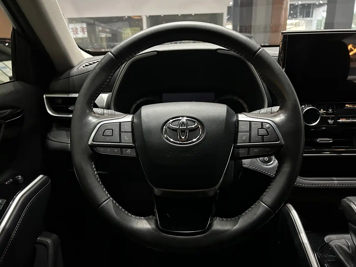 Toyota Highlander 2023 2.5L Smart Hybrid Dual Engine AWD Premium 7-Seater фото 12