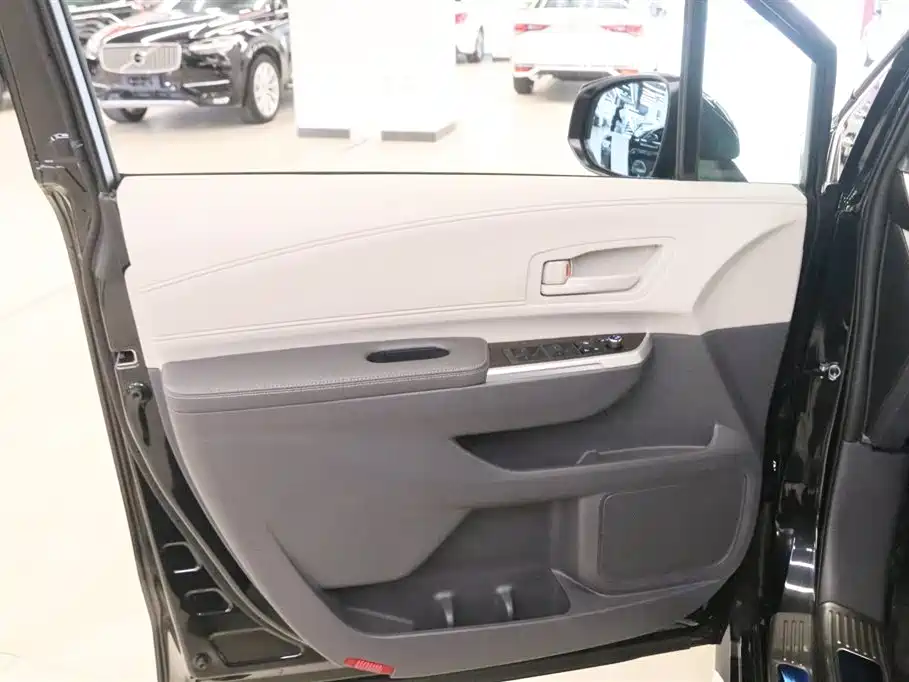 Toyota Granvia 2023 2.5L Hybrid Comfort Edition фото 15