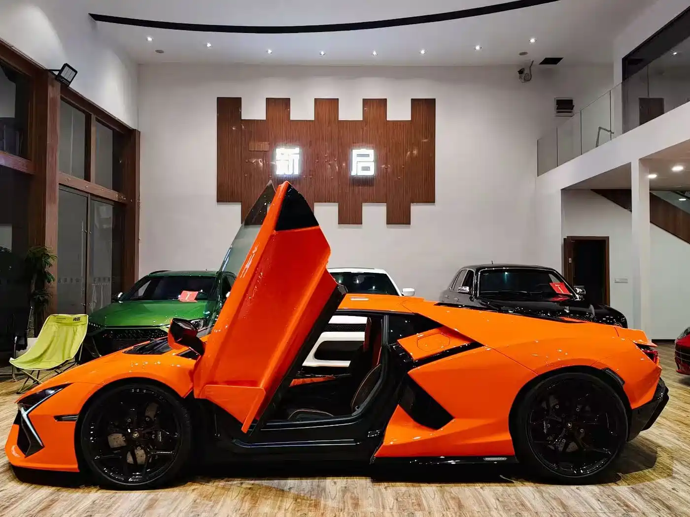 LAMBORGHINI REVUELTO