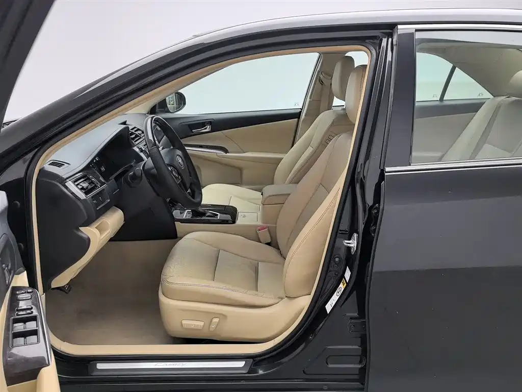 Toyota Camry 2016 2.0G 10th Anniversary Leading Edition фото 10