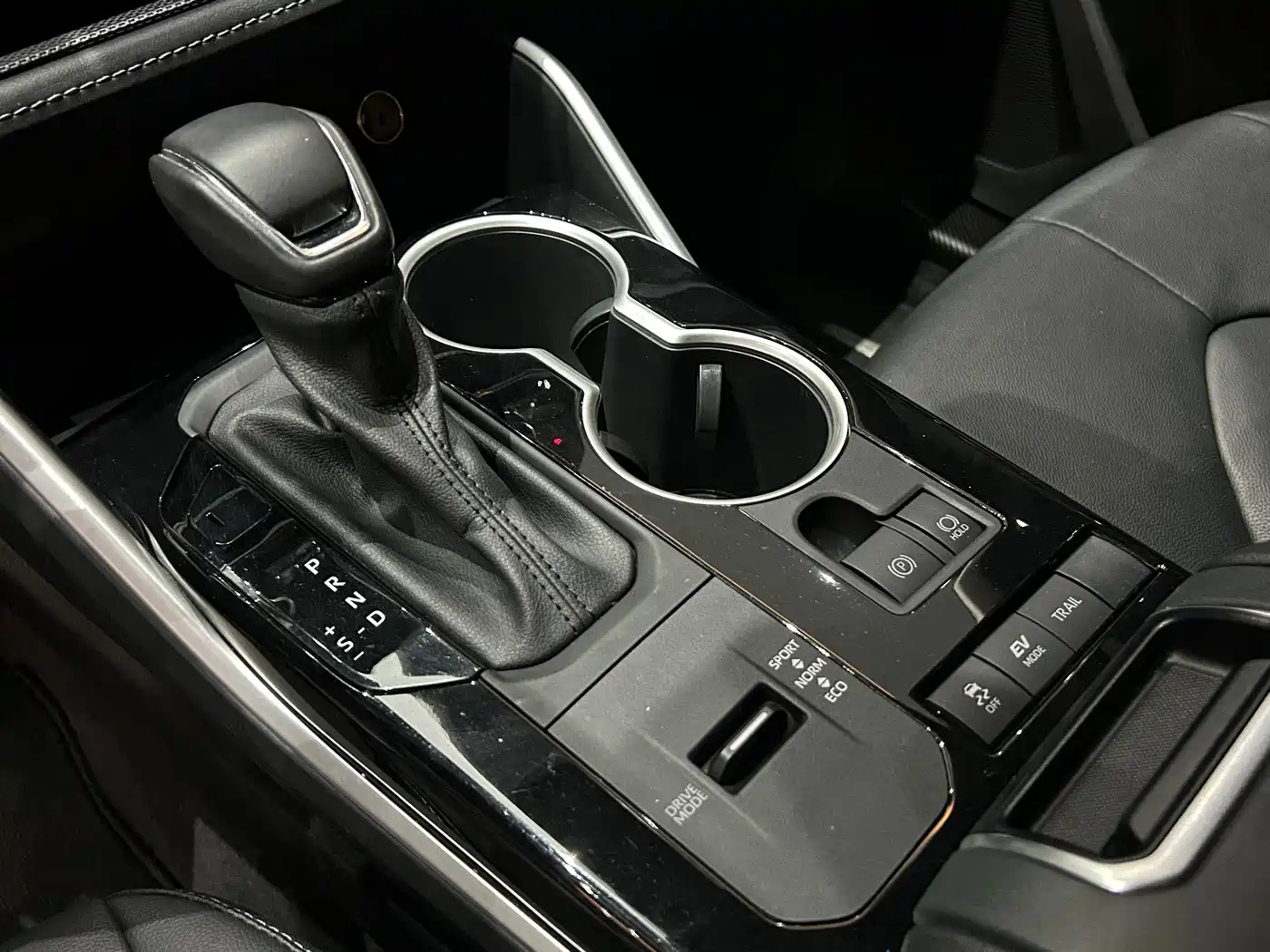 Toyota Highlander 2023 2.5L Smart Hybrid Dual Engine AWD Premium 7-Seater фото 13