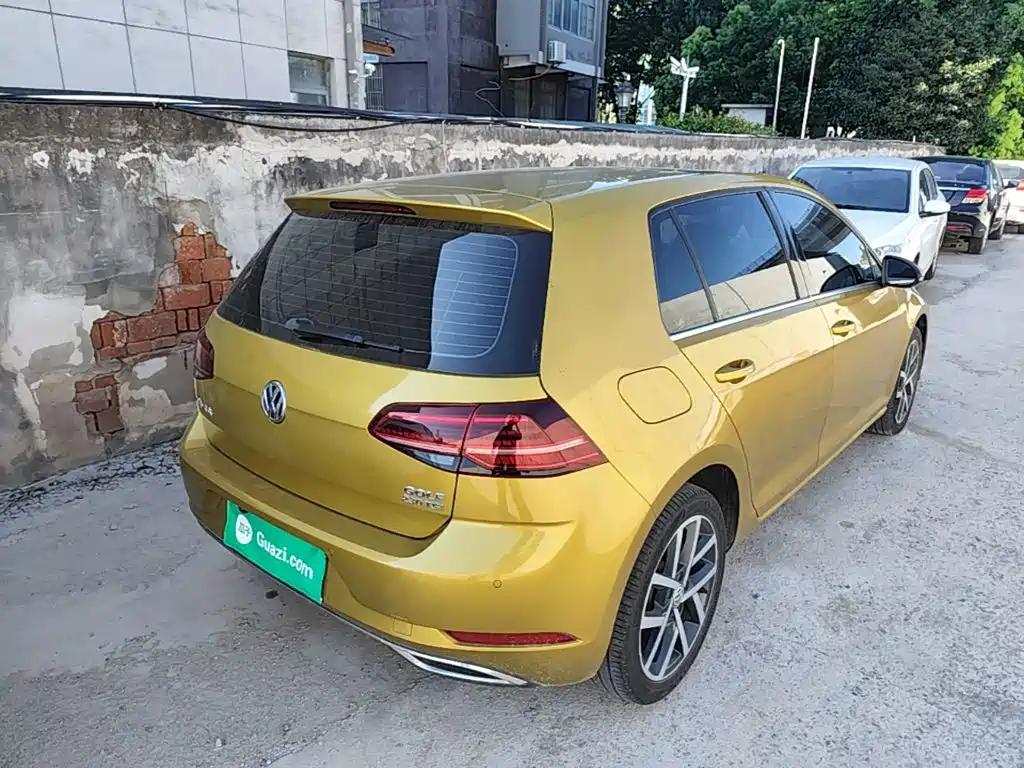 Photo 7 - Volkswagen Golf