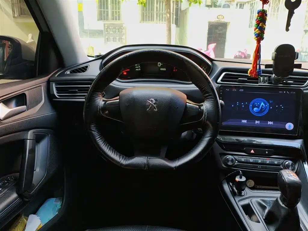 Peugeot 308 2018 1.6L Manual Fashion Edition фото 7