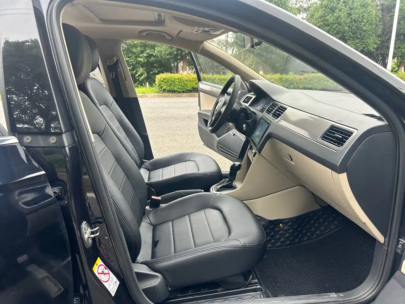 Volkswagen Santana 2013 Model 1.6L Automatic Luxury Edition фото 11