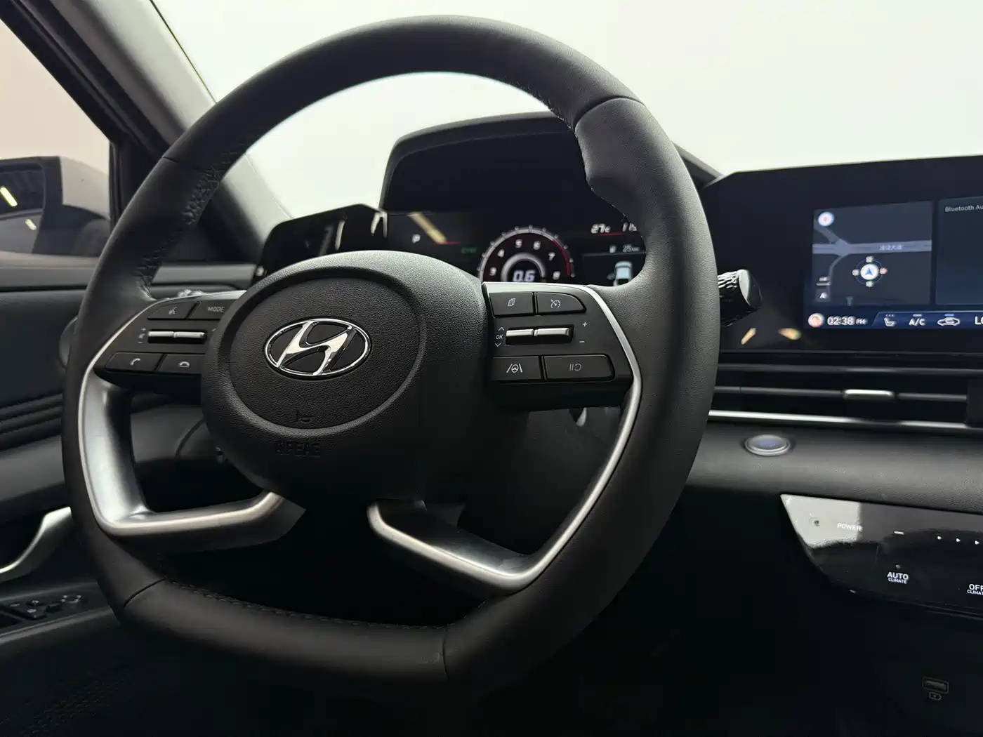 Hyundai Elantra 2022 1.5L CVT LUX Premium Edition фото 16