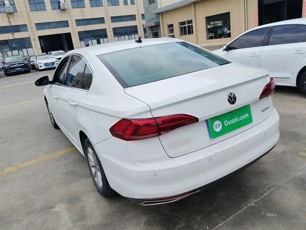 VOLKSWAGEN BORA