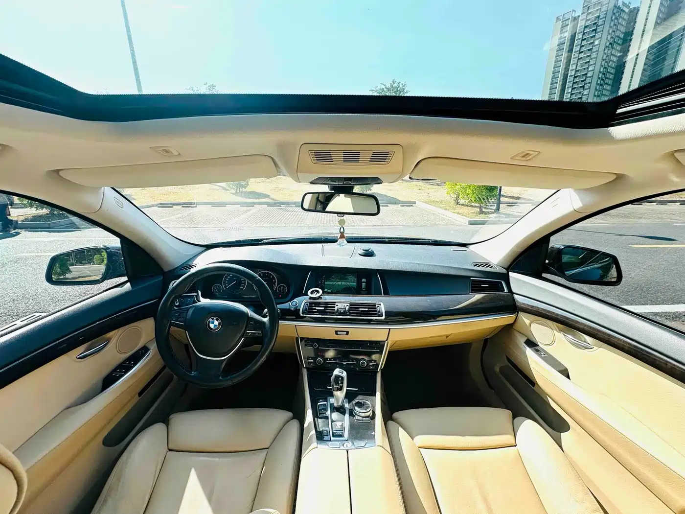 BMW 5 Series GT 2013 535i Leadership фото 14