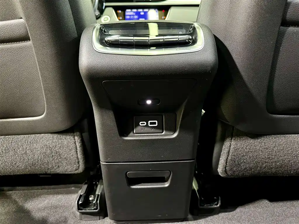 CADILLAC XT6