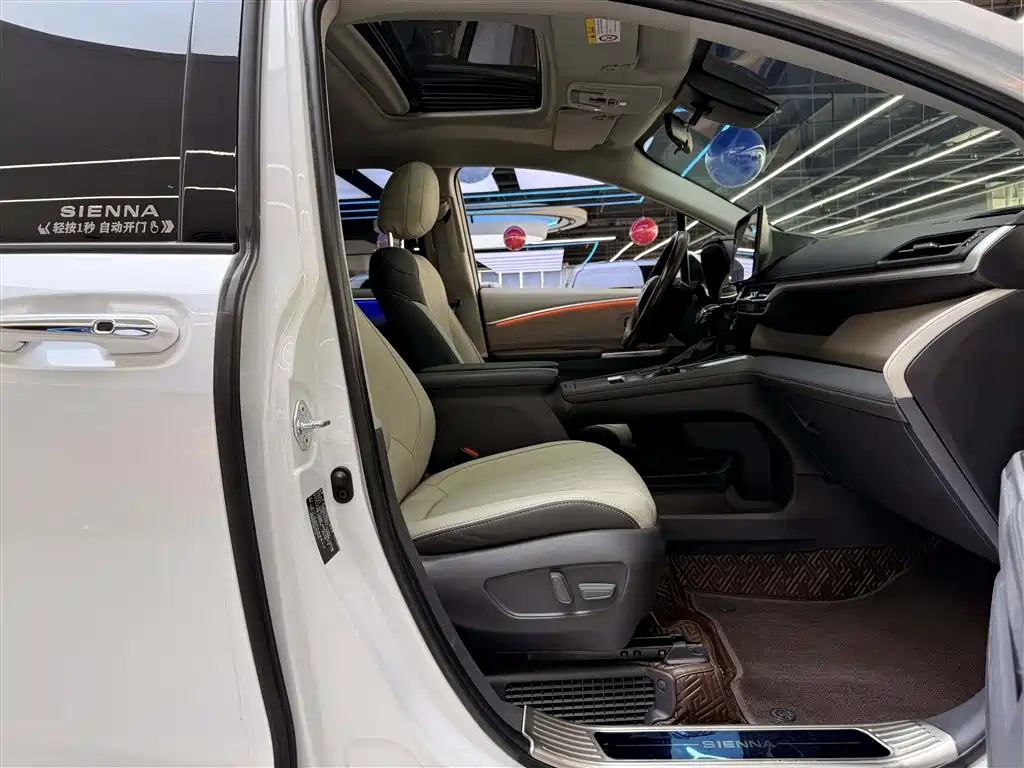 Toyota Sienna 2023 2.5L Hybrid Comfort Edition фото 8