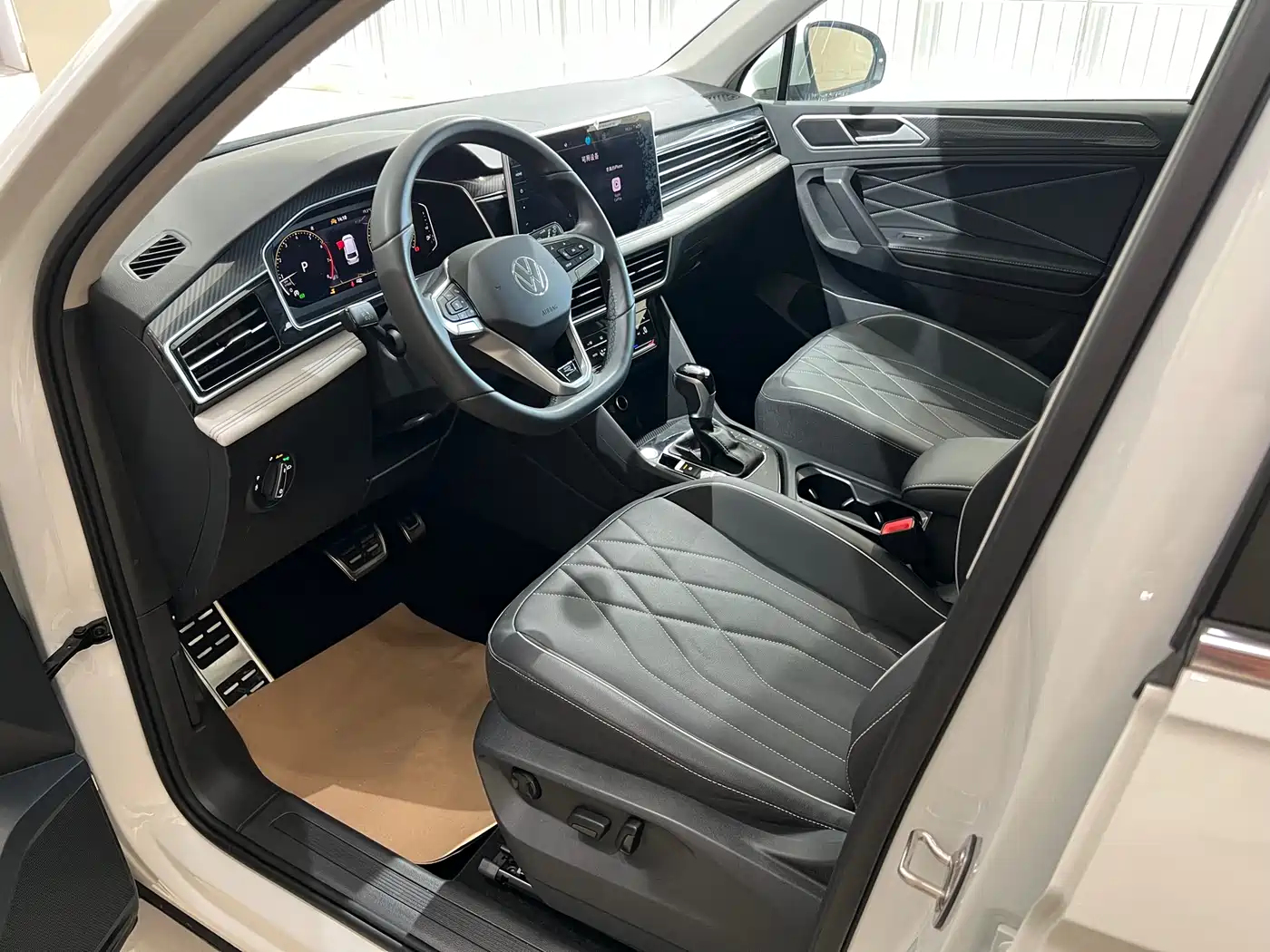 Volkswagen Tiguan L 2024 330TSI Automatic 2WD R-Line Premium Enjoyment Edition фото 8