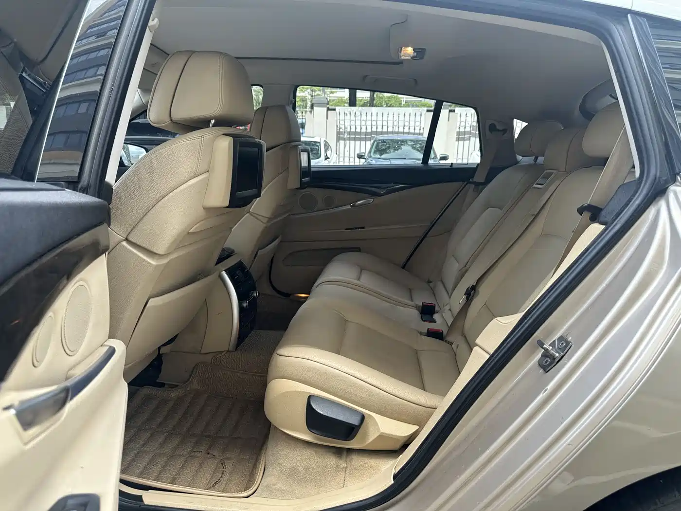 BMW 5 Series GT 2010 535i Luxury Model фото 6