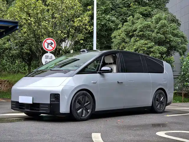 Li Auto MEGA Ultra