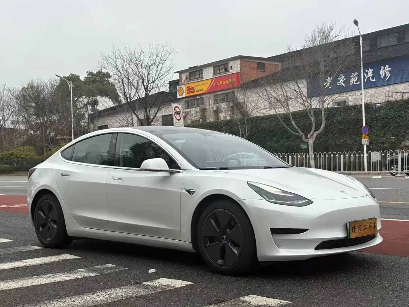 TESLA MODEL 3