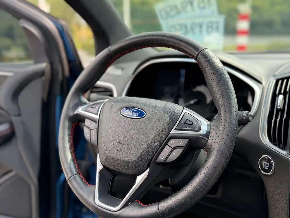 Фото 12 - Ford Edge