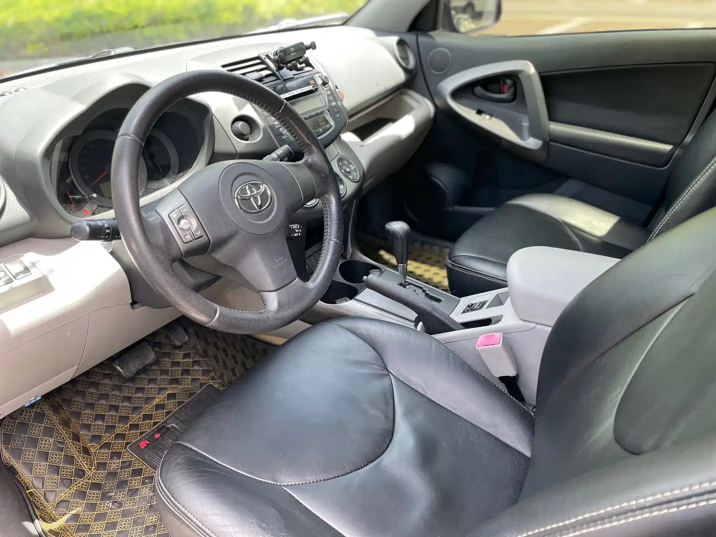 Toyota RAV4 Rongfang 2011 2.0L Automatic Luxury Edition фото 4