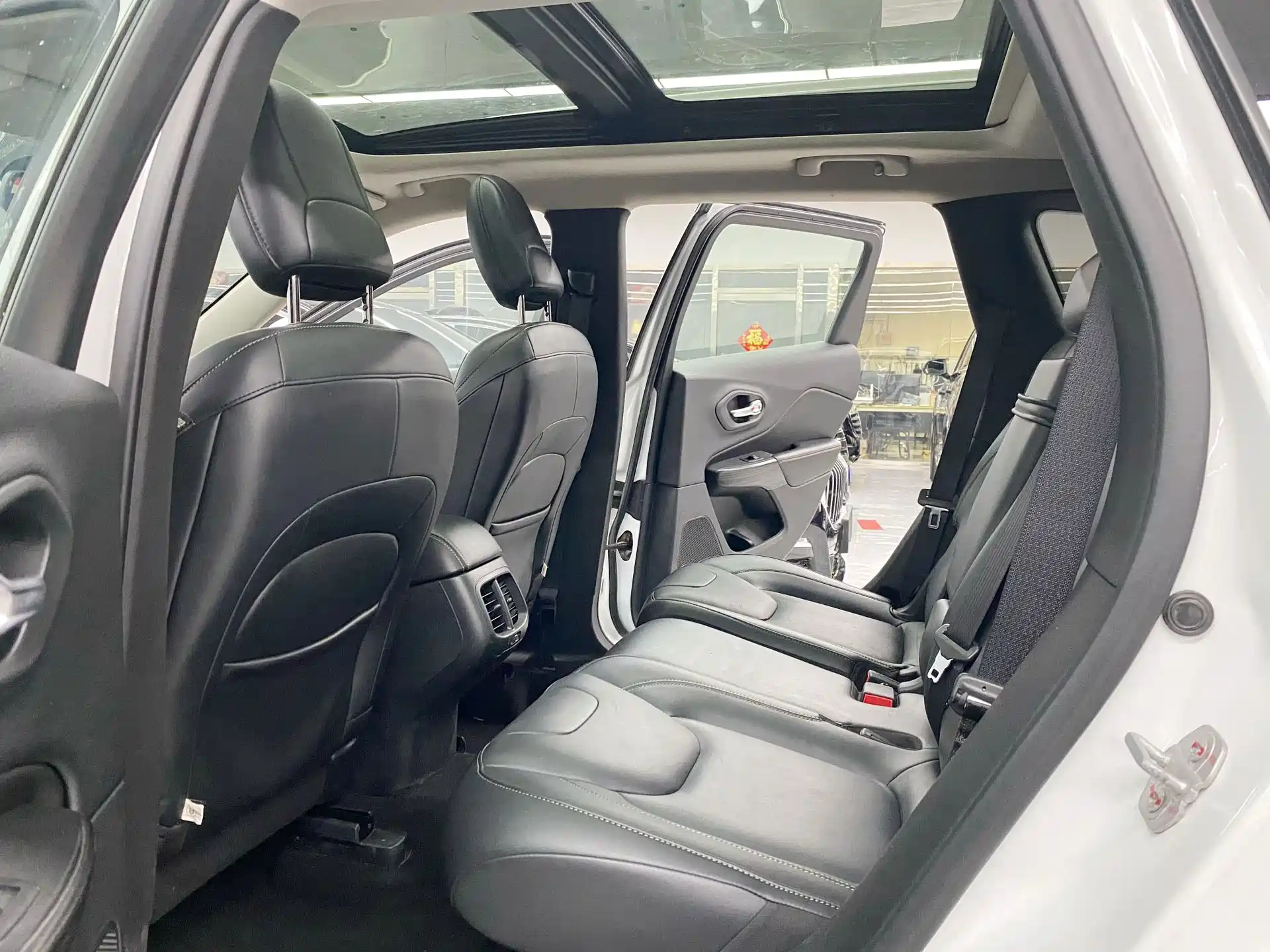 Фото 8 - Jeep Cherokee