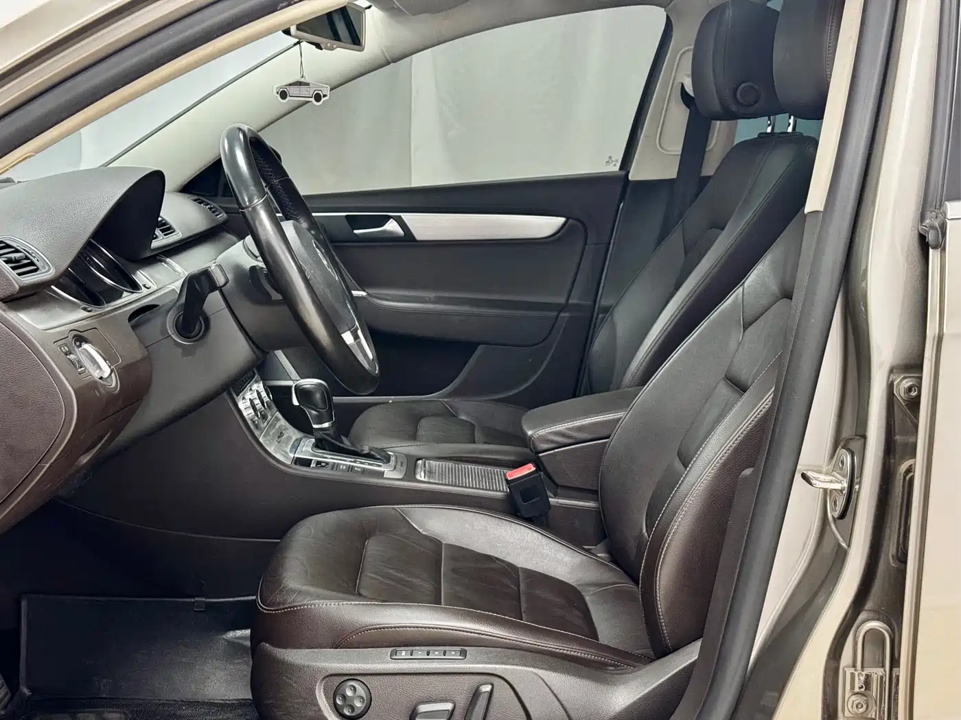 Volkswagen Magotan (Import) 2012 Wagon 2.0TSI 4WD Comfort фото 9