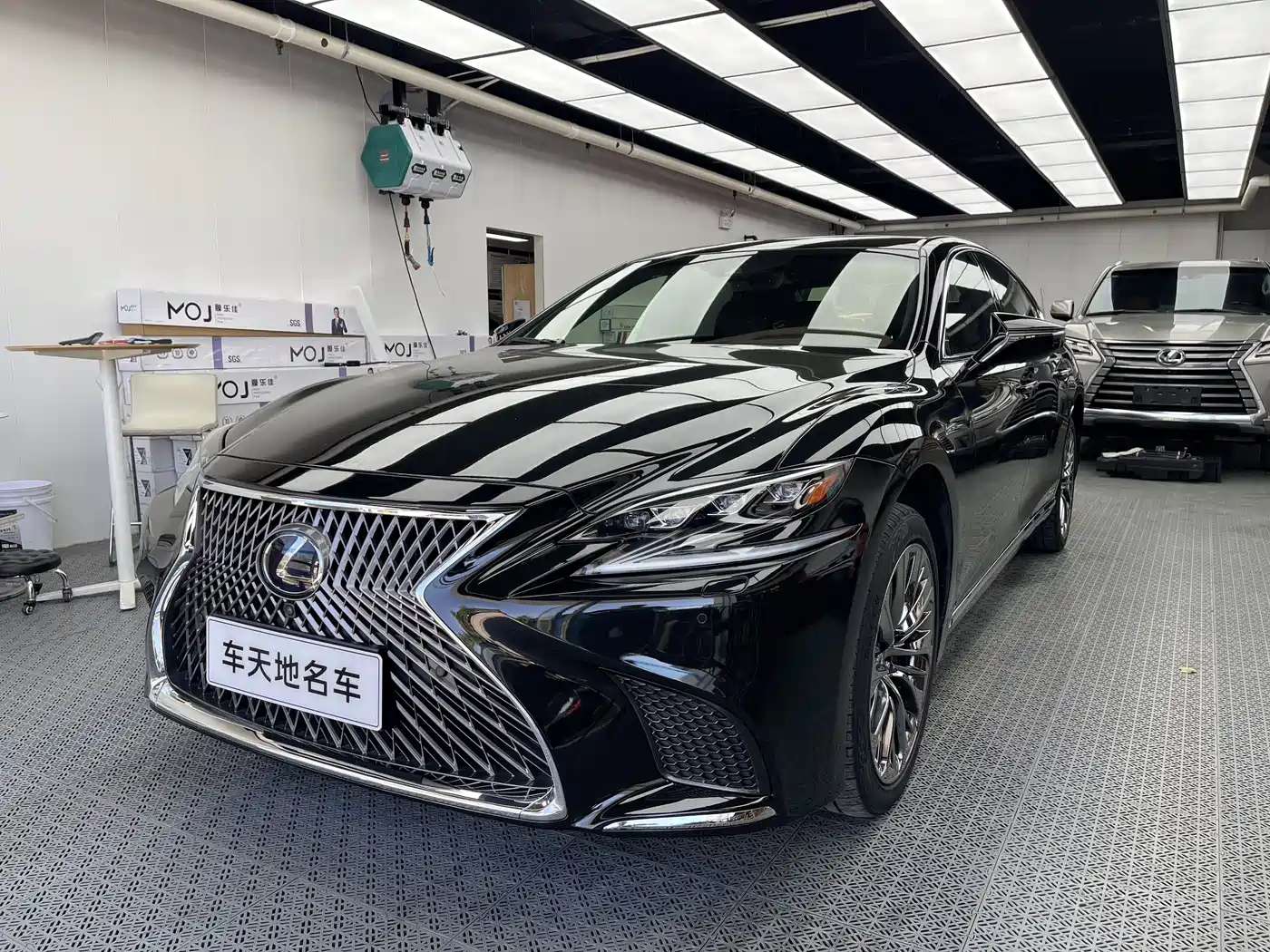 Lexus LS 2018 500h Executive Edition China V