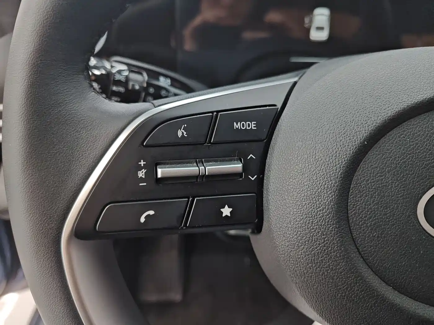 Hyundai Elantra 2023 Model 1.5L CVT LUX Premium Edition фото 27