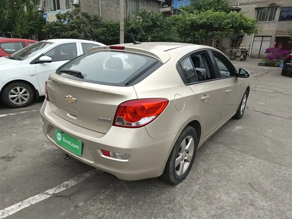 Chevrolet Cruze 2013 Hatchback 1.6L Manual Luxury фото 7