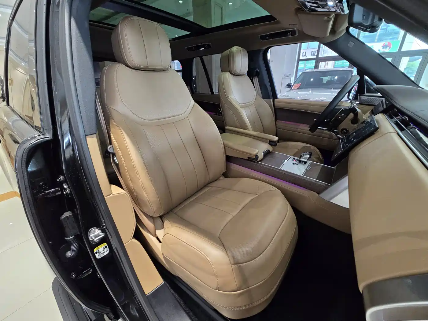 Land Rover Range Rover 2024 3.0 L6 360PS Golden Age Edition фото 15