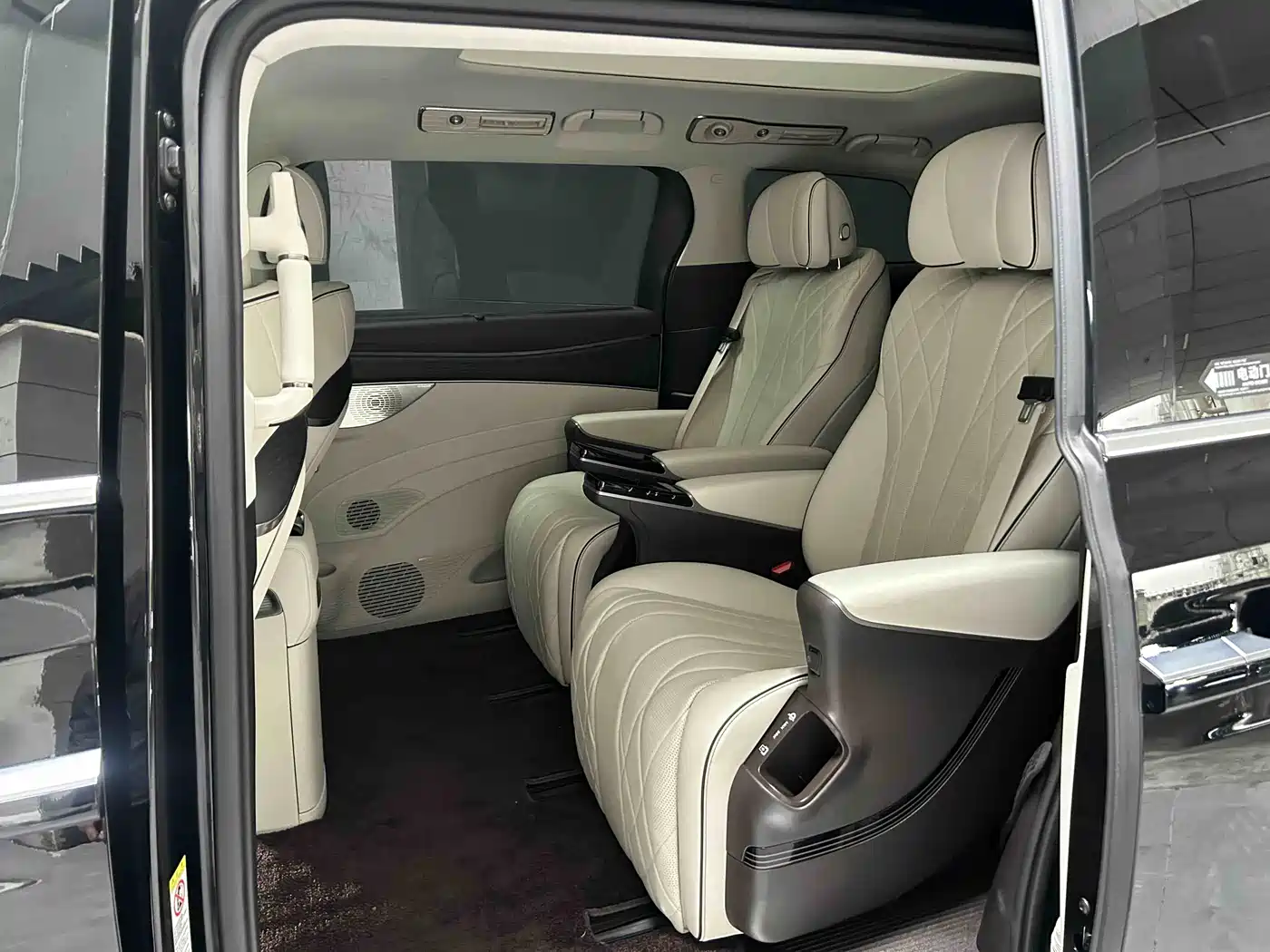 Denza D9 2024 DM-i 980 AWD Prestige фото 13
