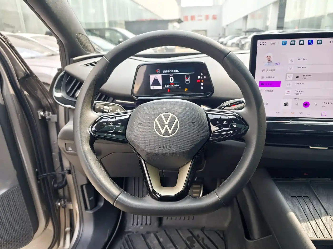 VOLKSWAGEN WITH THE CROWD 06