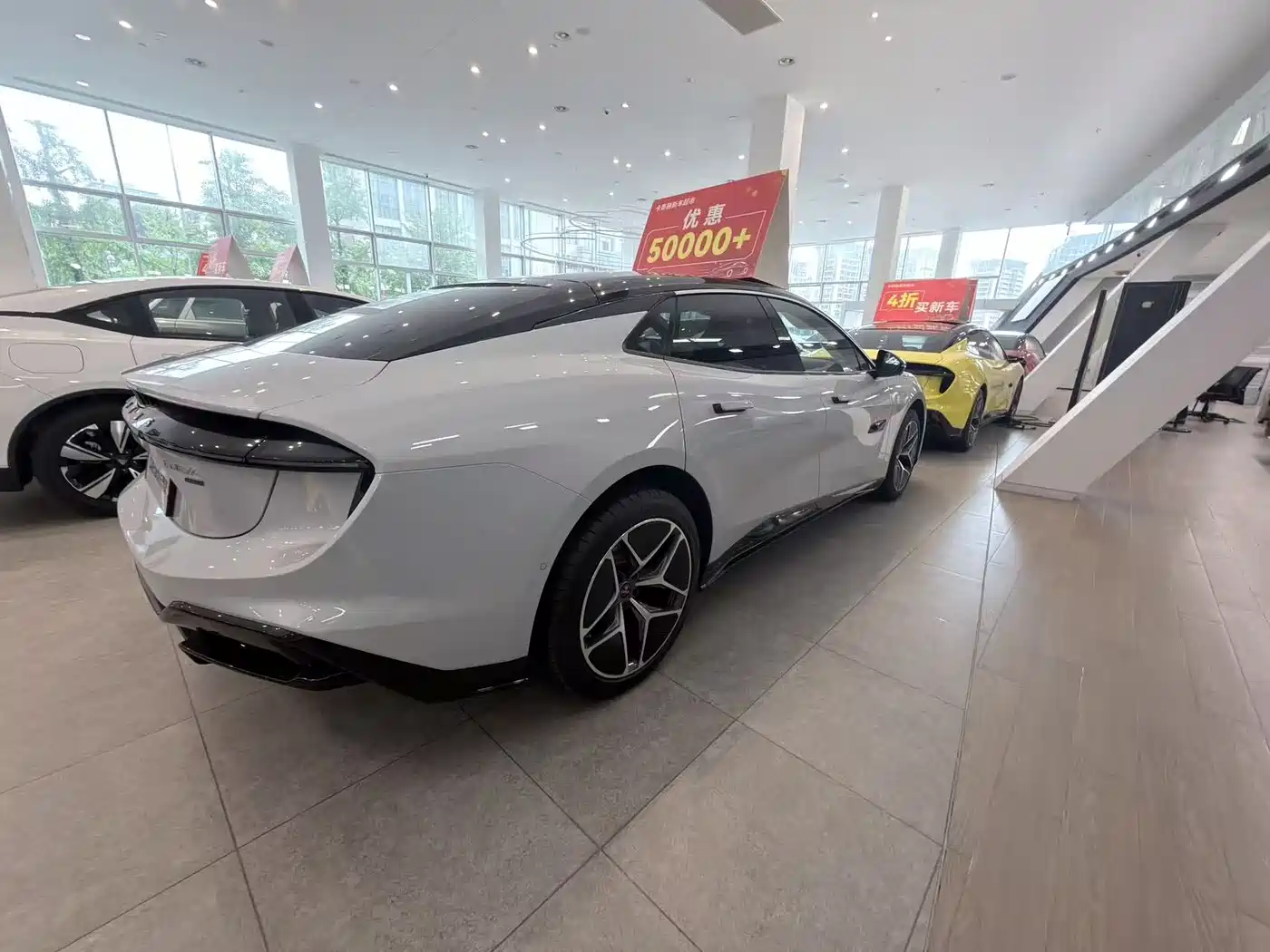 Lotus Cars EMEYA Blossom 2025 600 Wagon фото 5