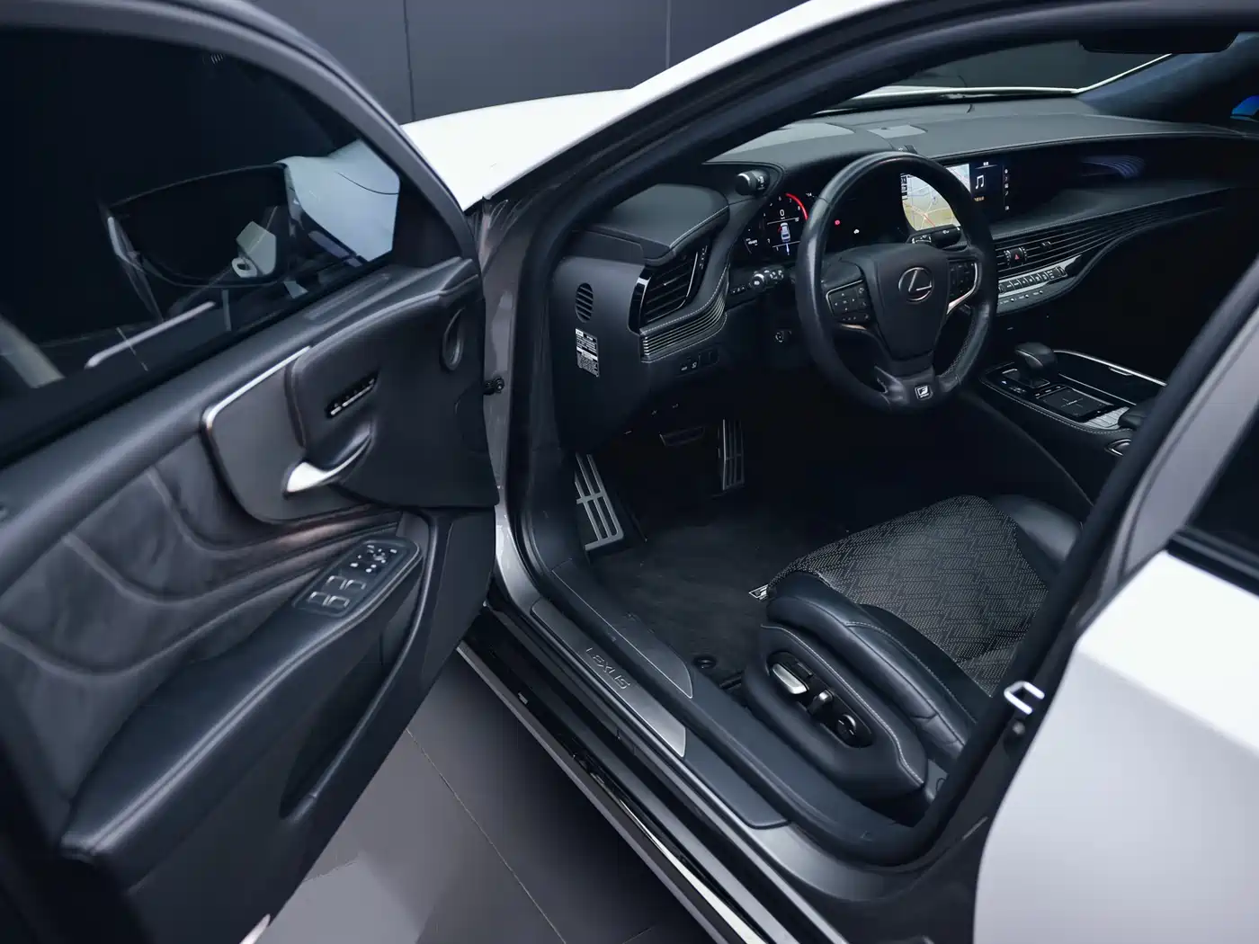 Lexus LS 2018 500h F SPORT China V фото 8
