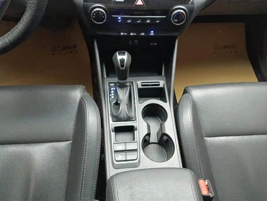 Hyundai Tucson 2015 2.0L Automatic 2WD Smart фото 16