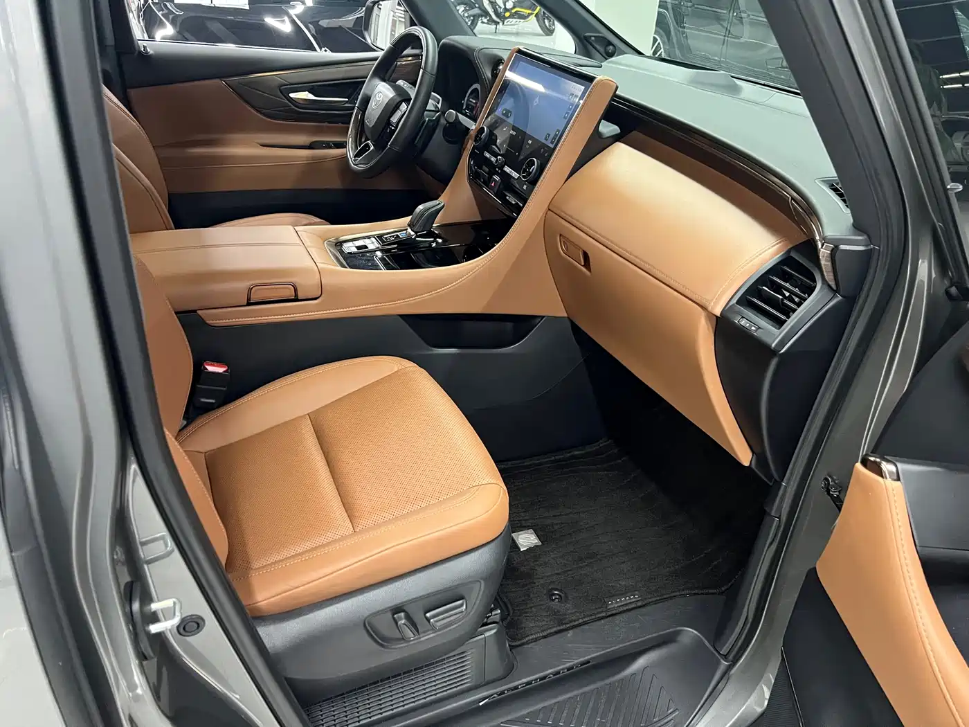 Toyota Alphard 2024 Hybrid 2.5L Ultimate Enjoyment Edition фото 19