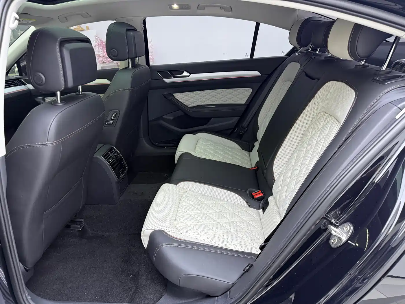 Volkswagen Magotan 2023 Model 2 Million Commemorative Edition 330TSI DSG Luxury фото 15