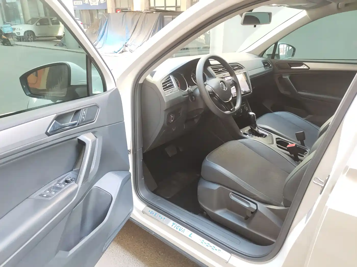 Volkswagen Tiguan L 2017 330TSI Automatic 2WD Trend Edition фото 8
