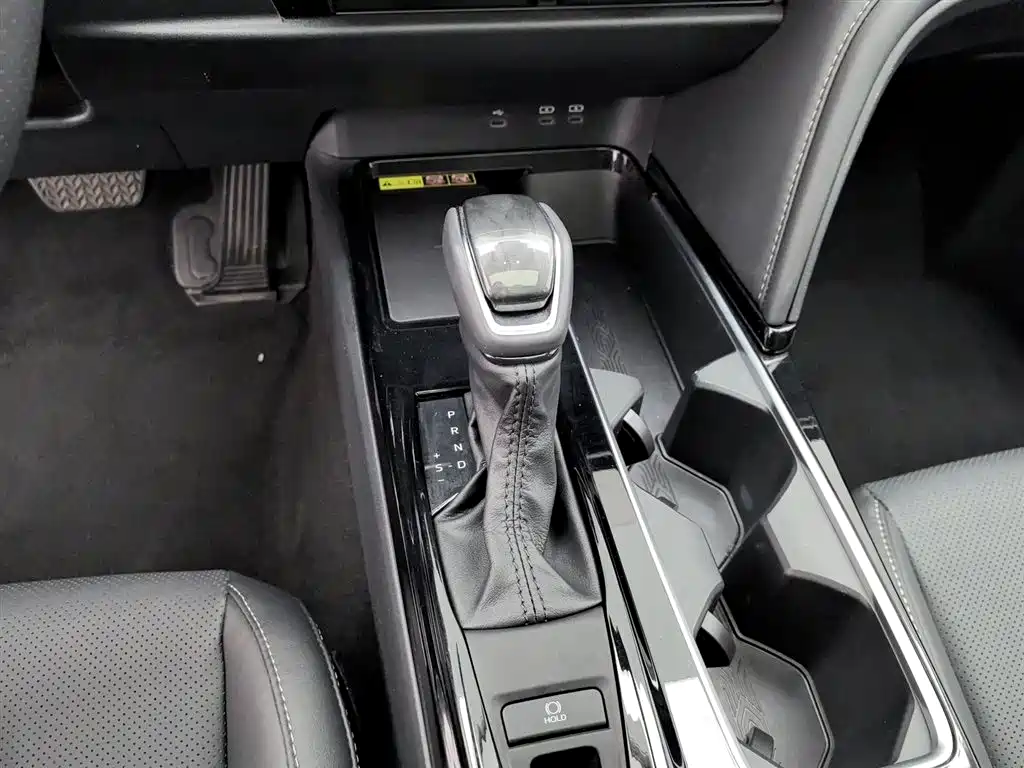 Toyota Camry 2024 Hybrid 2.0HGVP Luxury Edition фото 13