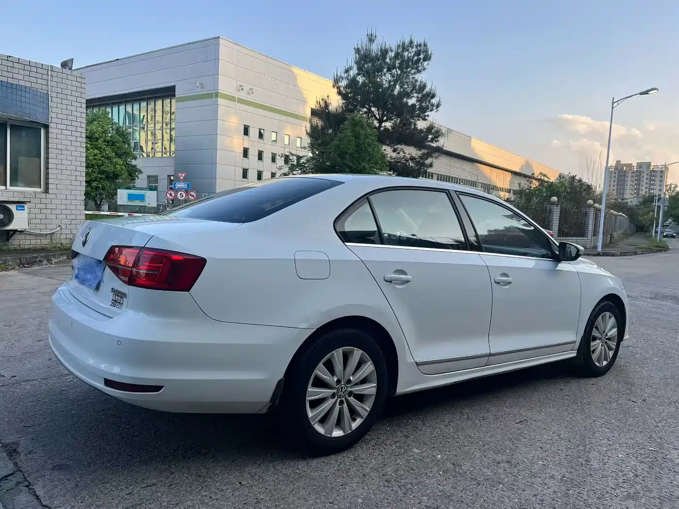 Volkswagen Sagitar 2015 1.6L Automatic Comfort фото 3