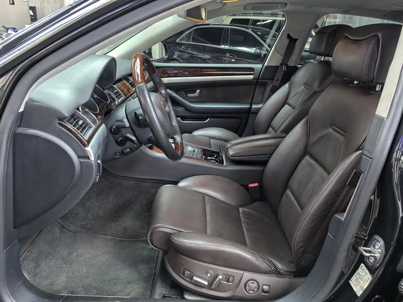 Audi A8 2009 Audi A8L 4.2 FSI quattro Premium фото 7