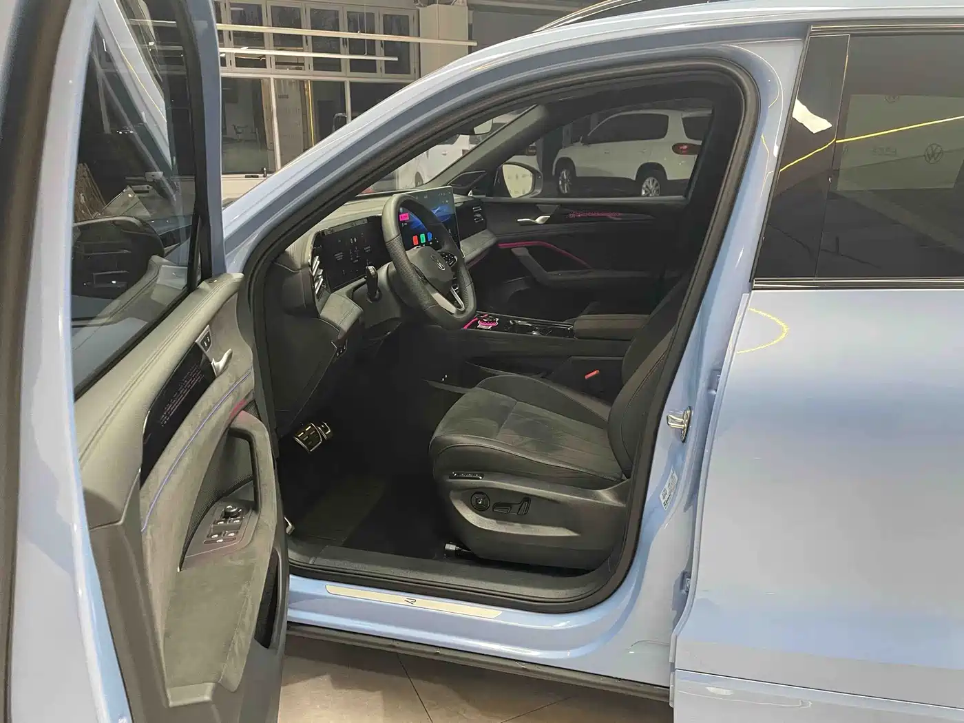 Volkswagen Tiguan L 2024 PRO 380TSI 4WD R-Line Premium Edition фото 9