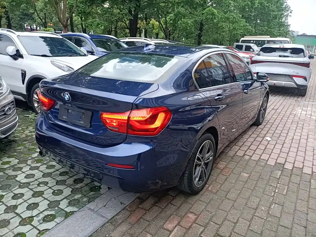 BMW 1 Series 2018 118i Sport Edition фото 7