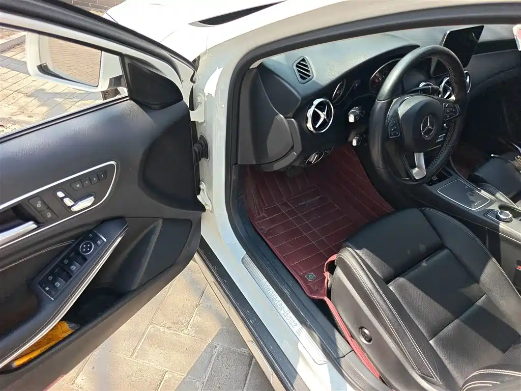 Mercedes-Benz GLA 2018 GLA 200 Dynamic фото 14