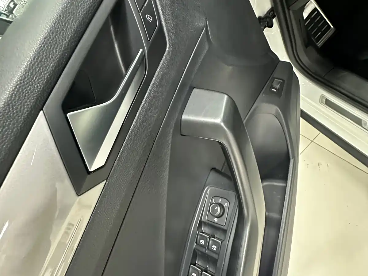 VOLKSWAGEN T ROC EXPLORING SONGS