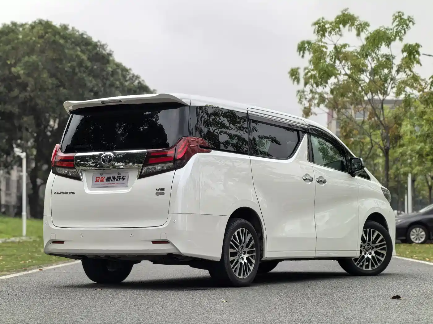 Toyota Alphard 2018 3.5L Luxury фото 3