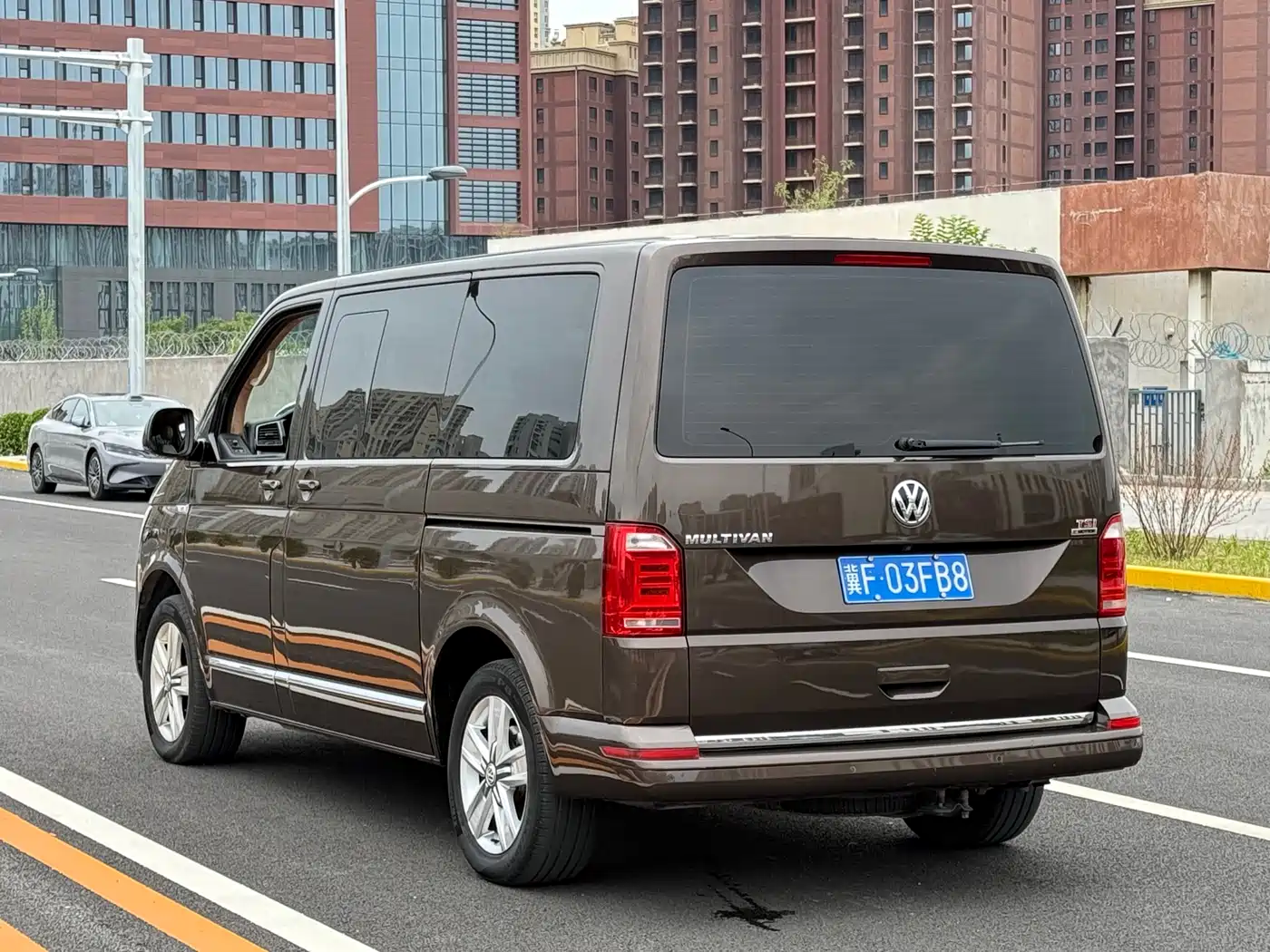 Volkswagen Multivan 2016 2.0TSI 4WD Prestige 7-Seater фото 7