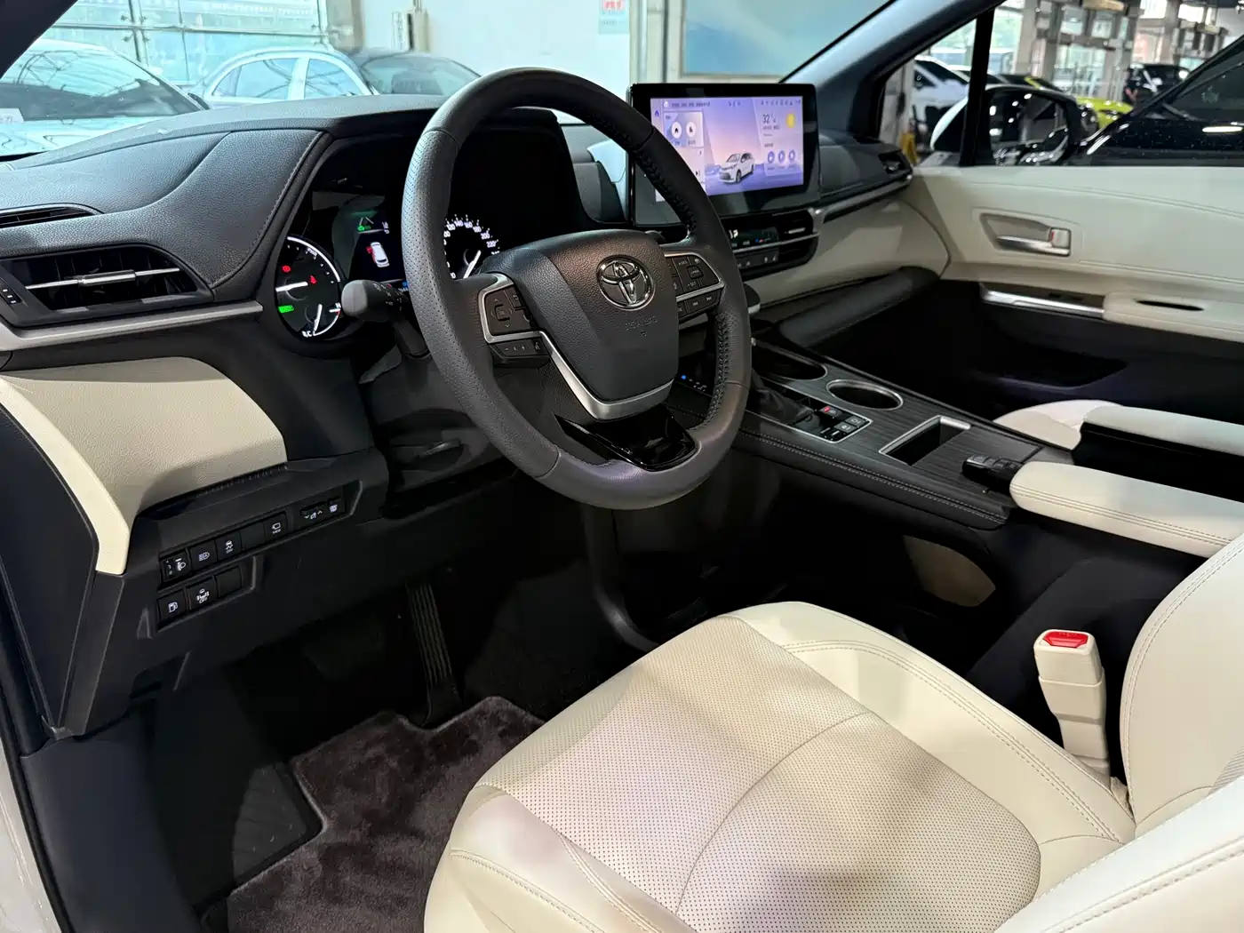 Toyota Sienna 2024 2.5L Hybrid 4WD Premium Edition фото 5